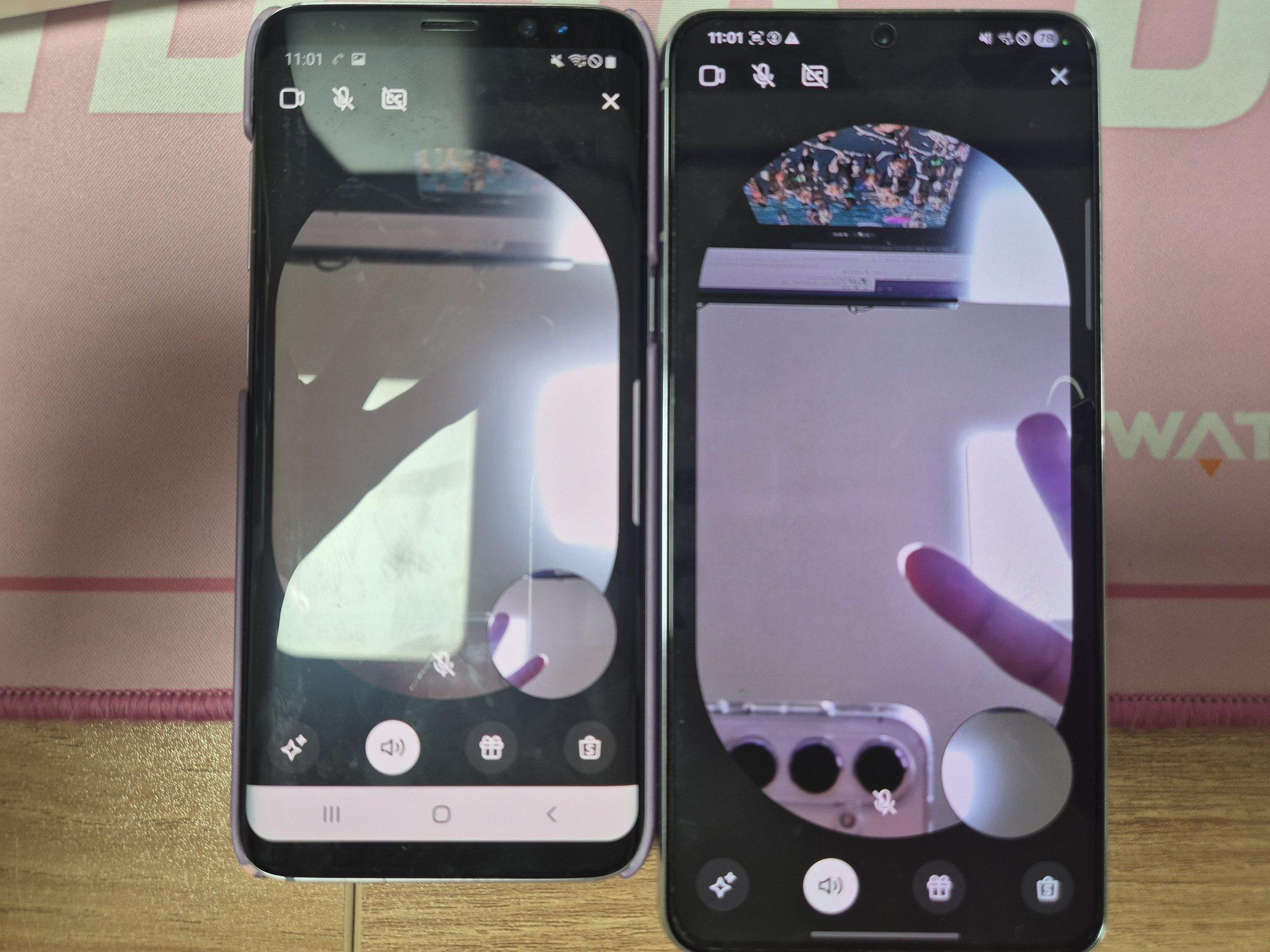 휴대폰 두 대를 나란히 놓고 실제로 영상 통화를 하는 사진. 양쪽 화면에 서로의 카메라가 떠 있다